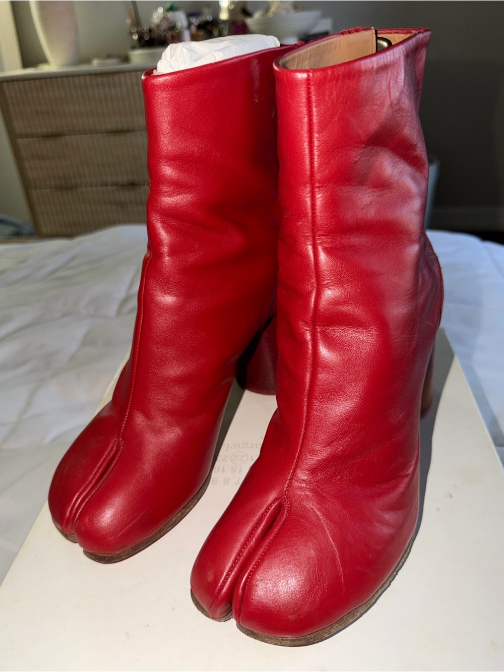 Maison Martin Margiela Red Split-Toe Leather Ankle Boots - Picture 2 of 8